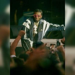 El rapero se incrustó diamantes en cada uno de sus dedos, a excepción del pulgar.