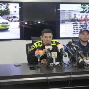 Coronel Marco Ospina, subcomandante de la Mebar, y Nelson Patrón, jefe de la Oficina de Seguridad, en la rueda de prensa.