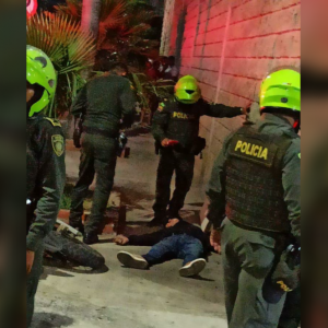 uno de los señalados sacó un arma de fuego y disparó en contra del hombre, quien fue auxiliado y llevado al Hospital de Barranquilla