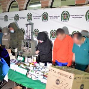 stas personas tenían roles definidos como falsificadores, distribuidores y comerciantes.