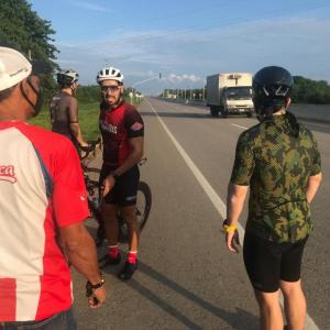 Uno de los ciclistas afectados mira hacia la zona donde huyeron los delincuentes con su bicicleta.