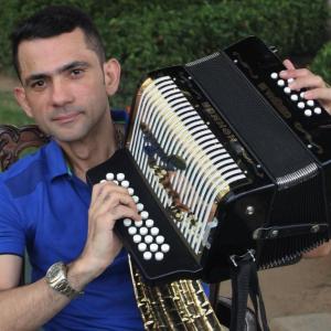 El verseador permanece consciente y en compañía de familiares