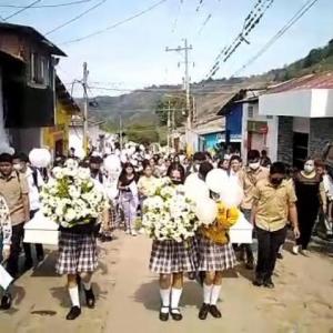 Momento del entierro de los dos menores. 