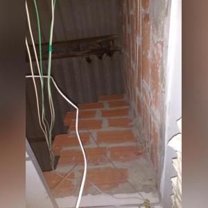 Así quedó el techo de la vivienda impactada. 
