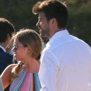 Piqué y Clara Chía durante un matrimonio en imágenes captadas por paparazzis.