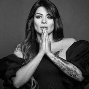 La artista se disculpó con la vicepresidenta por una serie de trinos ofensivos. 