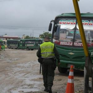 La Policía hace presencia en las nevadas de los buses en Soledad.