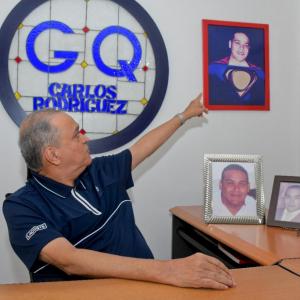 Carlos Rodríguez muestra una fotografía de su hijo con un disfraz de superhéroe. 