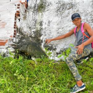 Caminando por el arroyo, este barranquillero recordó los momentos de angustia que vivieron los pequeños estudiantes, cuyas edades oscilan entre los 5 y 7 años.
