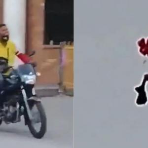 El domiciliario observa con preocupación cómo gravita el peluche, impulsado por globos de helio