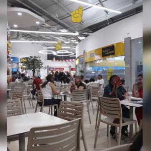 Momento del robo, captado en video por personas presentes en el Centro Comercial. 