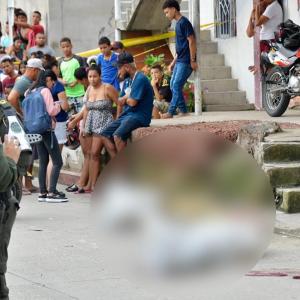 Los hombres fueron abordados por criminales que se movilizaban en una moto.