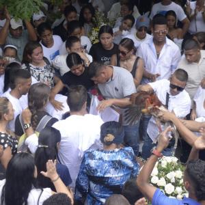 Familiares y vecinos llegaron hasta el cementerio Inmaculada Concepción para darle el último adiós a Chelo. 