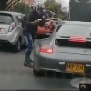 El hecho fue grabado por la cámara del carro que iba detrás del Porsche. 