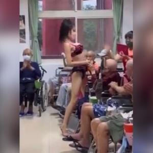 Momento en que el adulto mayor le toca partes intimas a la bailarina. 