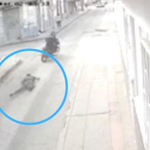 Momento en el que el asaltante es impactado por el proyectil. 