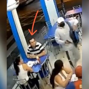 Momento en el que el hombre se percata de la situación. 