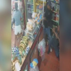 Momentos en el que el tendero es sometido por los delincuentes.