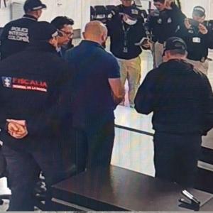 Momento en el que personal de la Fiscalía acompaña al acusado.