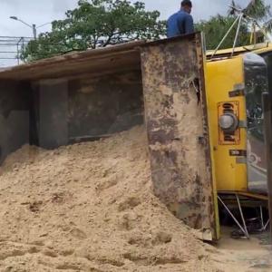 Imagen de la volqueta sobre la vía.