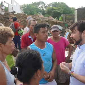El alcalde Jaime Pumarejo en conversación con personas afectadas en la zona