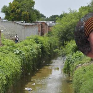 Hombre encontrado en arroyo del barrio El Romance. 
