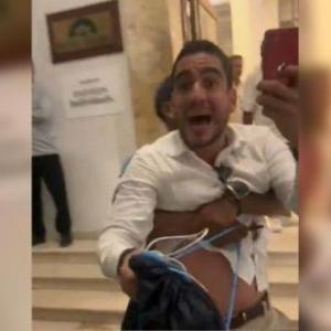 Momento del escándalo protagonizado por el senador. 