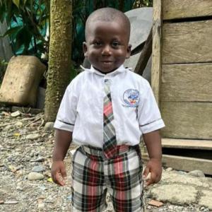 Yanfry con su uniforme del colegio. 