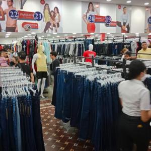 Clientes comprando en una de las sucursales de Tierra Santa.