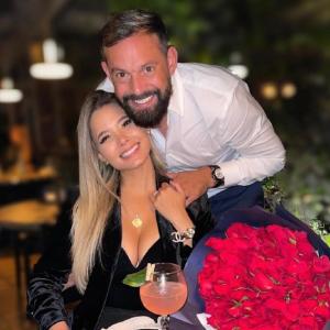 Recientemente, a través de redes sociales se filtró una fotografía de Mier acompañado de una mujer, quien al parecer, sería su nueva pareja, dejando en tela de juicio que existe una posible separación con Martínez.