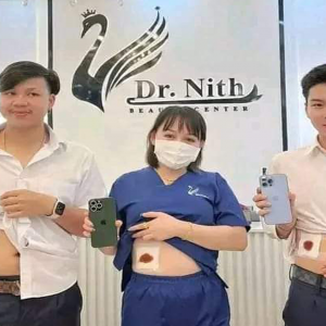 Jóvenes en las instalaciones de la estética. 