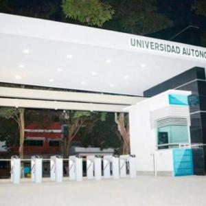 Universidad Autónoma, entrada norte. 