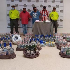 Mercancía incautada y los tres capturados. 