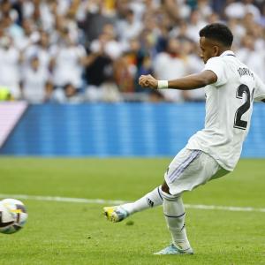 Rodrygo Goes patea el penal que sentenció el triunfo 3-1 del Real Madrid sobre el Barcelona. 