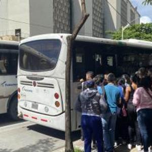 Según los usuarios del transporte urbano, el articulado que cubría la ruta R10 comenzó a llenarse de humo al interior, al parecer, por una falla mecánica.