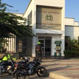 Fachada de la estación de policía de Chambacú, ubicada en Cartagena, Bolívar.