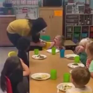 La profesora se puso una máscara para asustar a sus alumnos, a propósito del mes de octubre. 