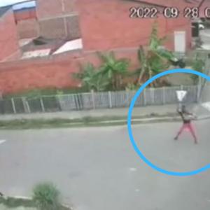 Momento en el que uno de los jóvenes le da vueltas al saco. 