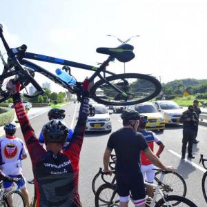 Pedalistas aficionados sentaron su voz de protesta durante este lunes, ante la muerte del profesor Cortázar.