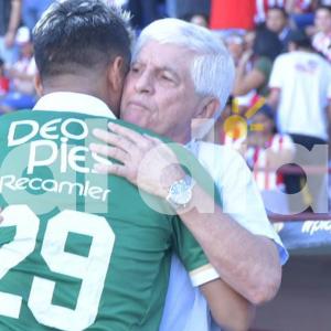 El abrazo entre Julio Avelino Comesaña y Teófilo Gutiérrez en el juego entre Junior y Cali, de este fin de semana. 