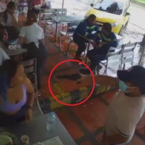 Los hechos quedaron grabados por una cámara de seguridad. 