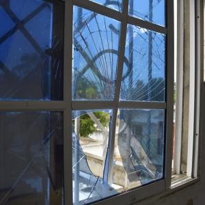 Así quedó una de las ventanas de la residencia de la soberana.