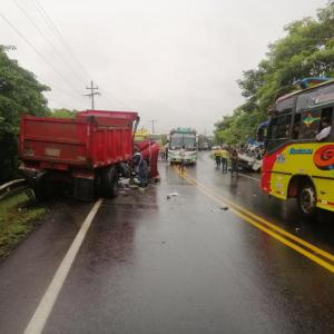 El hecho se presentó en la tarde de este viernes. La carretera mojada por las fuertes lluvias jugaría un papel clave en lo sucedido. 