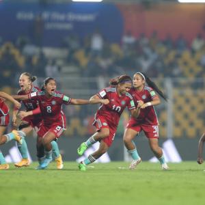 Jugadoras de la selección tras el penalti definitivo.