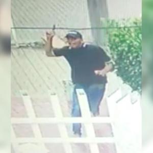 Uno de los delincuentes captados en video. 