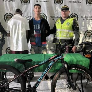 Capturados junto a agentes de la Policía.