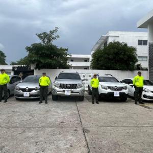 Agentes con carros recuperados. 