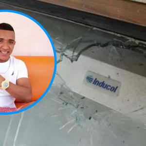 Uno de los disparos impactó una vitrina del establecimiento comercial.