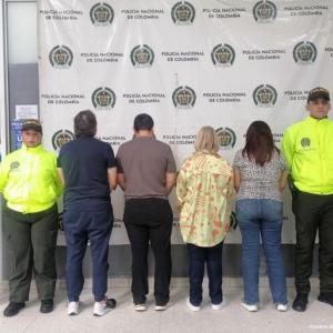 Capturados y agentes de Policía. 