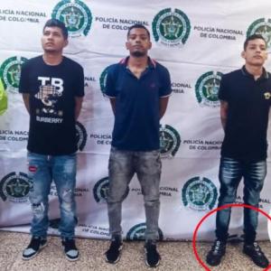Jhonier Andrés Frías Dovales, Julio César De la Hoz Román, alias ‘Julito’, y Jeremi David Colmenares Colmenares, alias ‘Jeremy’, quien portaba los tenis.